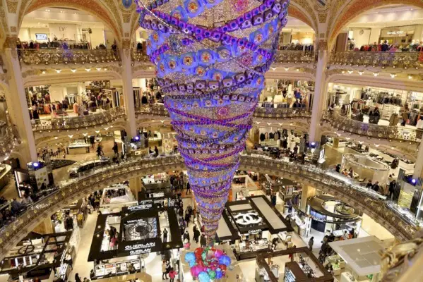 upside down christmas tree paris