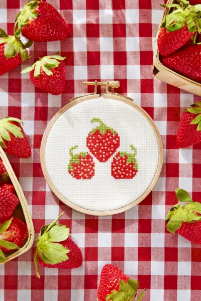 free cross stitch pattern strawberries