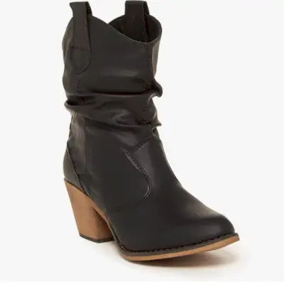 kansas city, mo september 24 taylor swift cheers from a suite with donna kelce as the kansas city chiefs play the chicago bears during the first half at geha field at arrowhead stadium on september 24, 2023 in kansas city, missouri photo by cooper neillgetty images