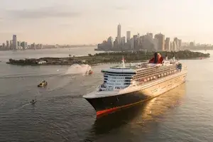 The Queen Mary 2 cruise ship sailing through NYC