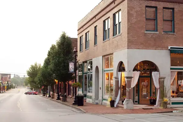 A street corning in Farmington, Missouri