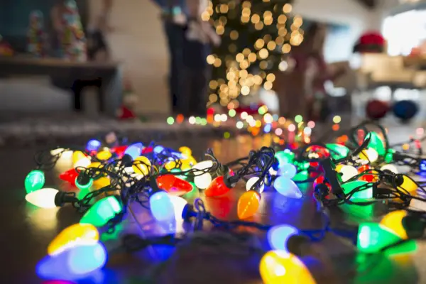 how to hang christmas lights vertically