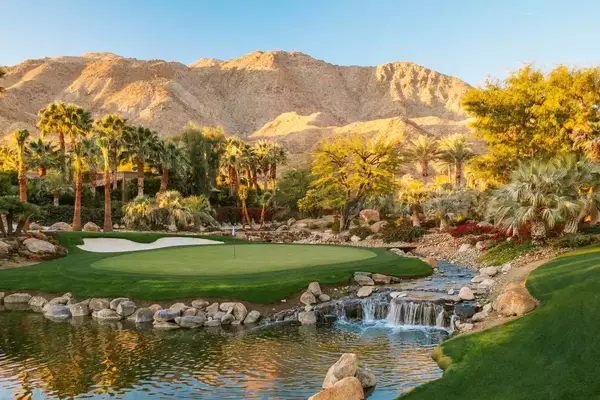 Golf course with water and palm trees amongst the landscape at Sensei Porcupine Creek in California