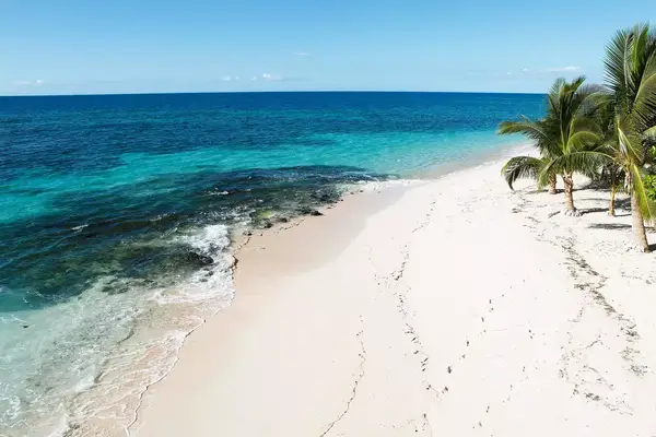 Sandy beach, Vomo Island, Mamanuca Islands, Fiji