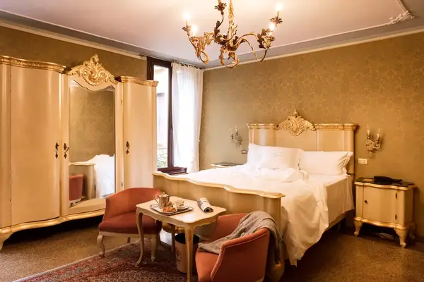 Guest room at Hotel Flora