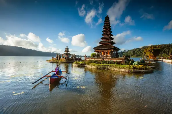 Balinese woman on boat near Ulun Danu Beratan temple, Bedugul, Bali, Indonesia