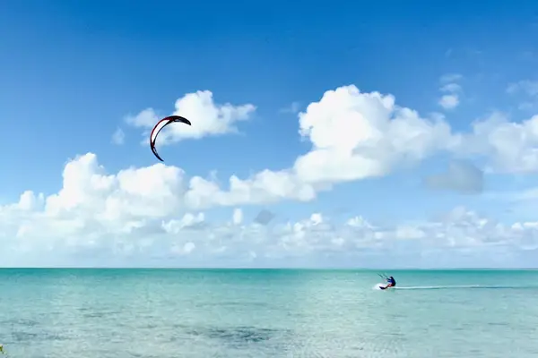 A vacation dream, a kitesurfer flies in perfect conditions in Turks and Caicos.