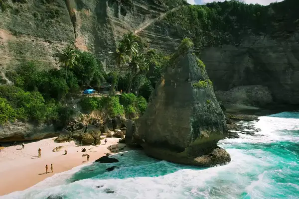 Pristine white sandy Diamond Beach on the rocky coastline of Nusa Penida, Bali, Indonesia. 