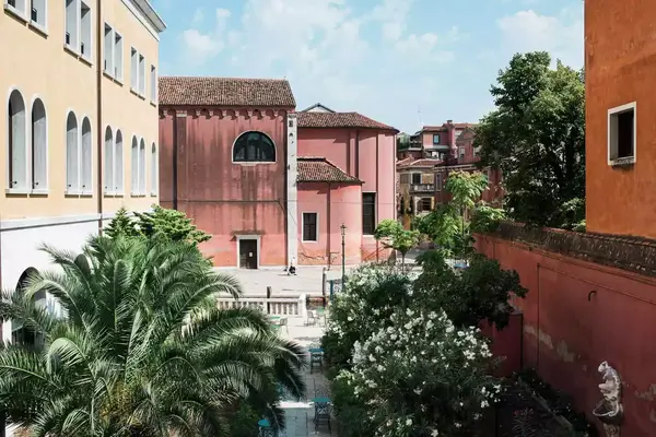 Leafy green courtyard of the Palazzo Experimental in Venice, Italy