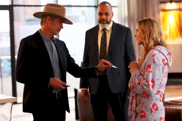 raylan, played by olyphant, hands his card to sandy, played by clemens, also shown, victor williams as wendell