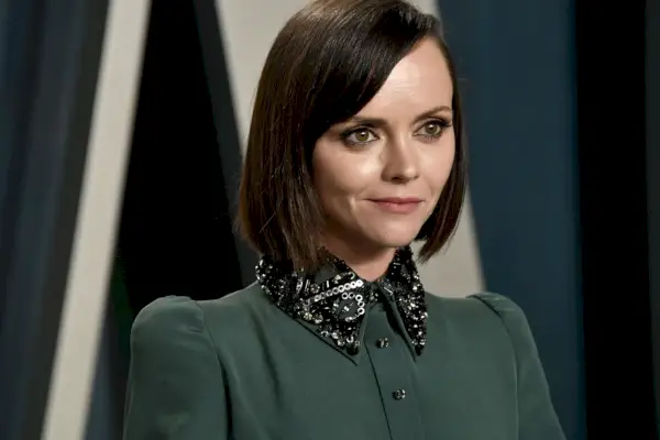 christina ricci attends the 2020 vanity fair oscar party in green dress with bedazzled collar