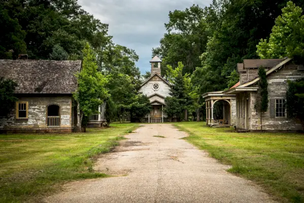Tree, Land lot, House, Garden, Cottage, Symmetry, Estate, Driveway, Lawn, Park, 