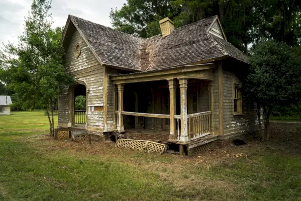 Wood, Property, House, Tree, Land lot, Real estate, Roof, Building, Home, Rural area, 