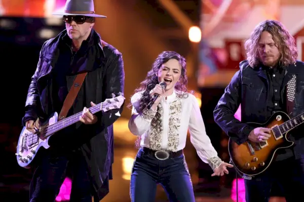 Performance, Musician, Entertainment, Music, Music artist, Performing arts, Guitar, Guitarist, Event, String instrument, 