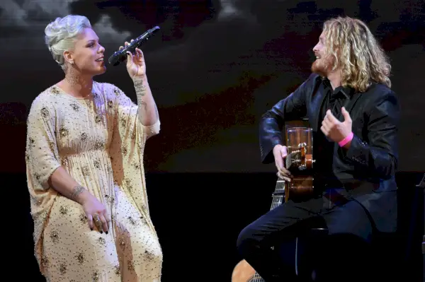 Performance, Entertainment, Musician, Music artist, Music, Performing arts, Event, Singing, Singer, Song, 