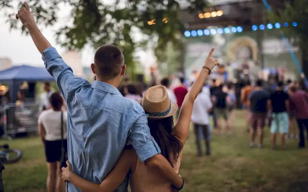second date ideas couple at an outdoor music festival
