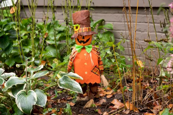 how to make a scarecrow