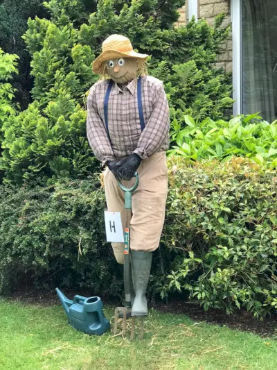 how to make a scarecrow