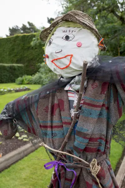 how to make a scarecrow