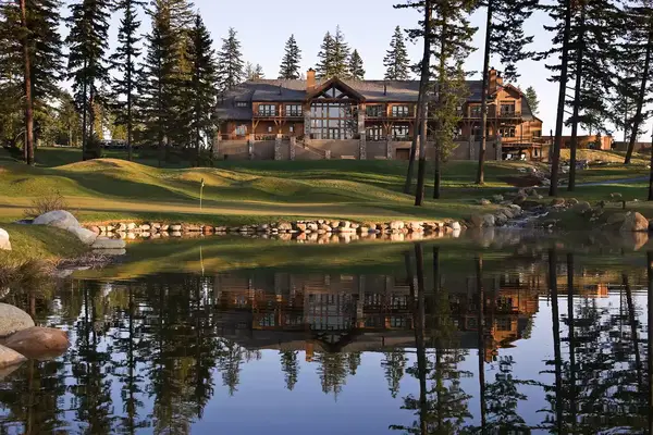 The back facade of Suncadia reflecting over a pond