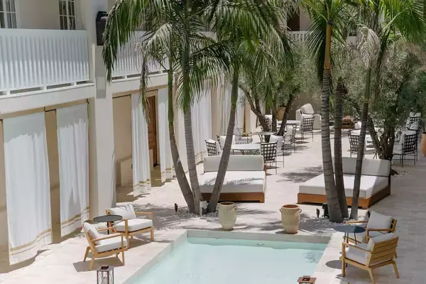 Courtyard at Cara Hotel in Los Angeles