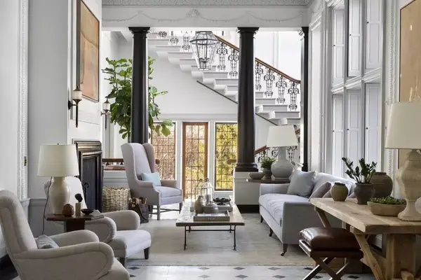 An estate style hotel entrance with high ceilings and large columns
