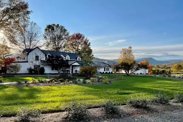 Front exterior view of Blue Rock hotel/inn with mountains in the background in Washington, Virginia 