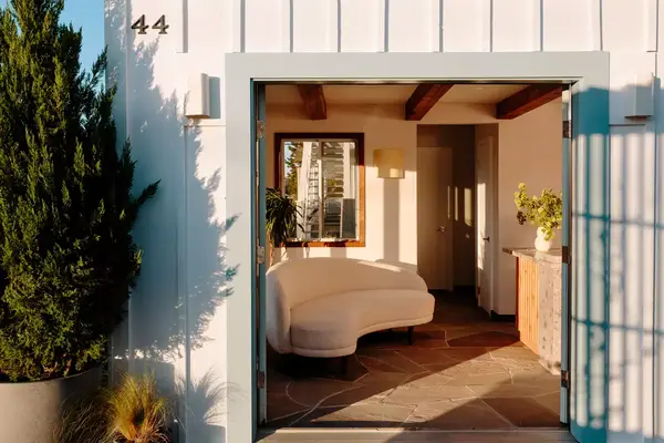 The lobby from the outside courtyard at Daunt’s Albatross in Montauk