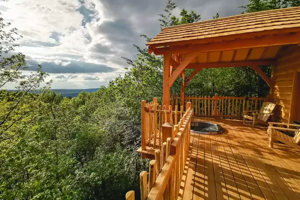 The hot tub on the deck at the Treehouse with private spa in Bonlieu, Bourgogne-Franche-Comté, France