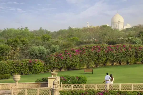 A couple in the garden of the Oberoi Amarvilas hotel