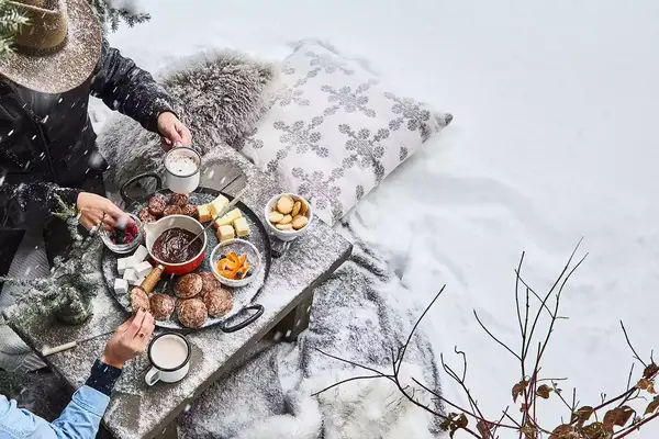 Having fondu in the snow at Goldener Hirsch