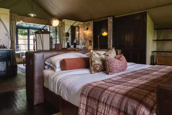 A bed at andBeyond Bateleur Camp