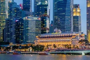 Skyline of Singapore with exterior of Fullerotn Hotel