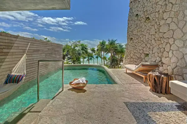 Plunge pool at La Casa de la Playa