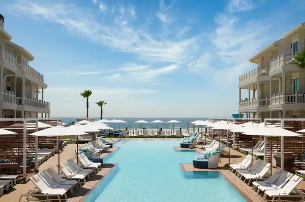 Outdoor pool area at Hotel del Coronado with surrounding lounge chairs and views of the ocean