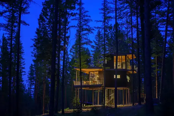 Evening Exterior of the Green O Treehouse in Montana