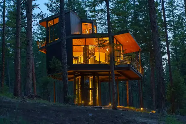 Exterior of the Green O Treehouse in Montana