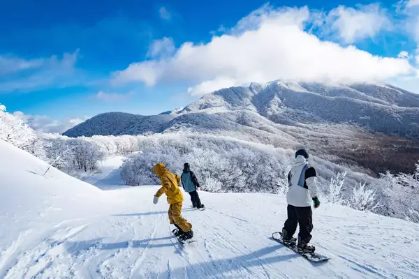 3 people snowboarding down Nekoma