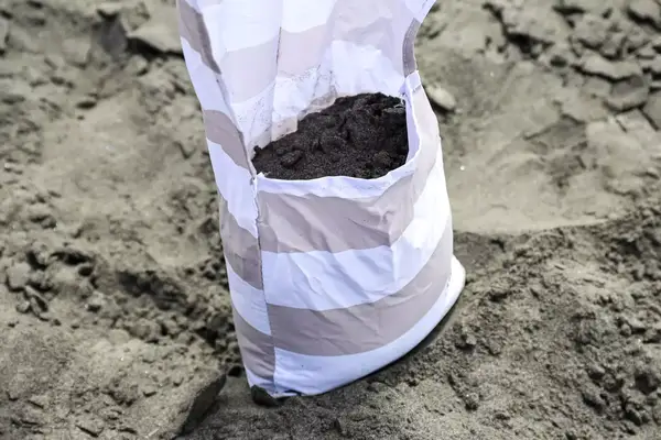 A leg pocket on the CoolCabanas CoolCabana 5 filled with sand