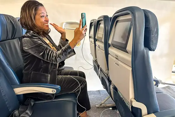 A person holding a phone that is plugged in with the Tumaber 3-Pack Apple 10-foot Lightning to USB Cords