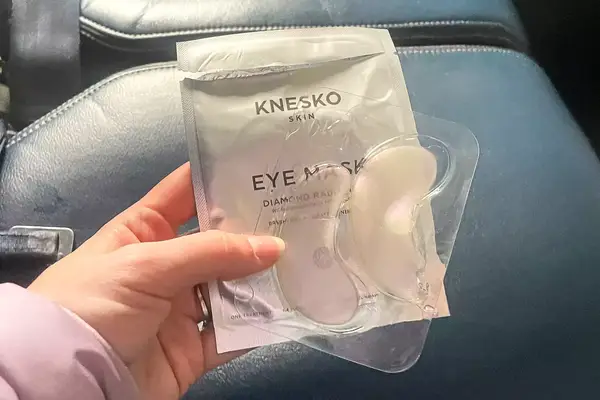 A person holding the Knesko Diamond Radiance Collagen Eye Mask