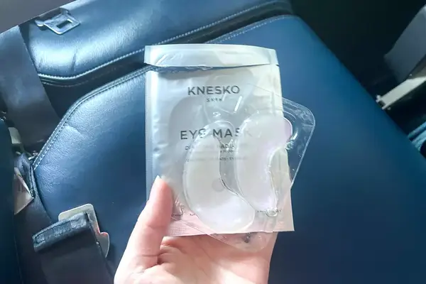 A person holding the Knesko Diamond Radiance Collagen Eye Mask