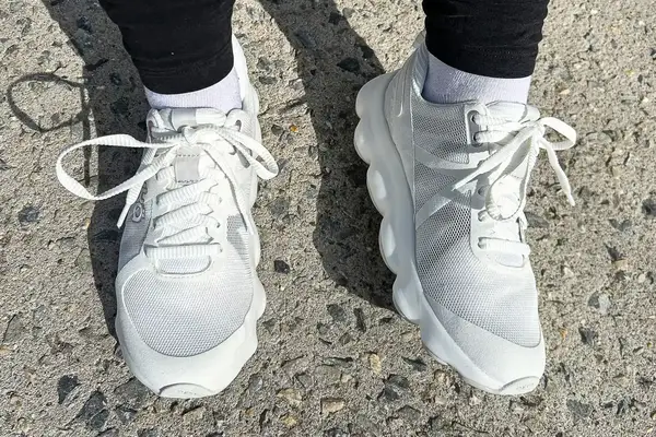 A woman wearing the Rykä Women