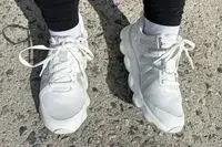 A woman wearing the Rykä Women