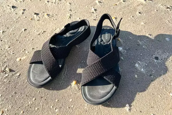 Viaia arch pro adaptall sandals on the sand.