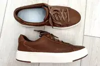 The Kizik Women’s Vegas Sneakers posed on a light wood floor