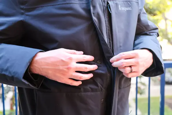 A person closes the Cotopaxi Calidez Men