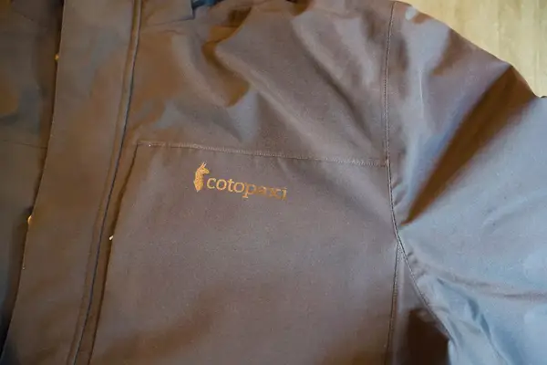 The logo on the Cotopaxi Calidez Men