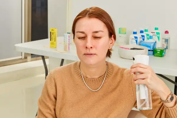 A person resting on the Cabeau The Neck