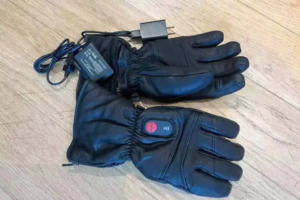 DAY WOLF Rechargeable electric gloves on a wooden floor